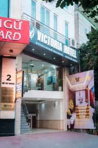 een hotel met een bord dat Victoria hotel leest bij Victoria Hotel Me Tri in Hanoi