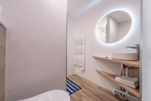 La salle de bains est pourvue d'un lavabo et d'un miroir. dans l'établissement Ô Repos des Artistes - Classified apartments***, à Toulon