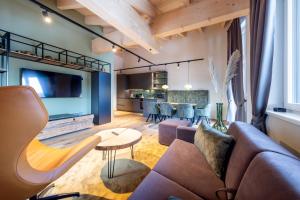 ein Wohnzimmer mit einem Sofa und einem Tisch in der Unterkunft Höflehner Premium Gumpen Lodge in Haus im Ennstal