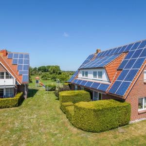 une maison avec des panneaux solaires sur son toit dans l'établissement Fehmarn 17-5, à Fehmarn