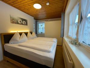 een slaapkamer met een groot bed en een raam bij Appartement Krahlehen in Filzmoos