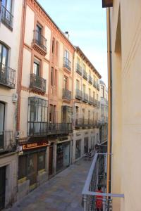 una vista de una calle vacía con edificios en Súper céntrico con vistas, Encanto Celta, en Ávila