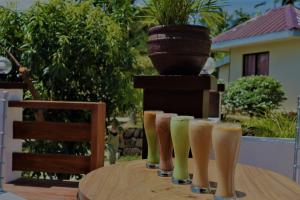 una fila de vasos de cerveza sentados en una mesa en Southdrive Beach Resort en Bulalakao