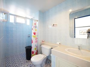 een badkamer met een toilet en een wastafel bij RoomQuest One Bangsaray in Bang Sare