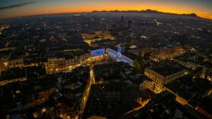 uma vista aérea de uma cidade à noite em Cà Murà - Residence Belle Parti em Pádua