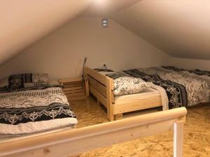 Un pat sau paturi într-o cameră la Holiday House Zlačka Gorca