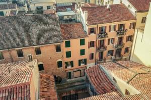 widok z powietrza na dachy budynków w obiekcie Cà Murà - Residence Belle Parti w Padwie