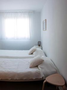 a bedroom with two beds and a window at Habitaciones privadas con baño en piso céntrico Gandía in Gandía