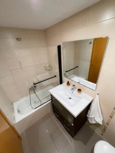 a bathroom with a sink and a tub and a mirror at Habitaciones privadas con baño en piso céntrico Gandía in Gandía