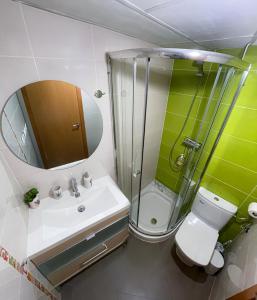 a bathroom with a sink and a shower and a toilet at Habitaciones privadas con baño en piso céntrico Gandía in Gandía