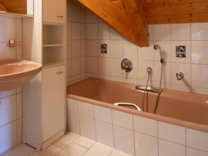 y baño con bañera y lavamanos. en Ferienwohnungen Sägehof en Hornberg