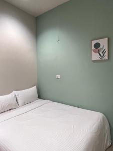 Postel nebo postele na pokoji v ubytování 微趣 WeChill #國華街海安路 #市中心平價住宿 #停車折抵