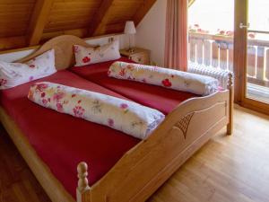 una cama de madera con almohadas en el dormitorio en Ferienwohnungen Sägehof en Hornberg