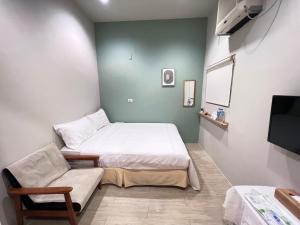 Postel nebo postele na pokoji v ubytování 微趣 WeChill #國華街海安路 #市中心平價住宿 #停車折抵