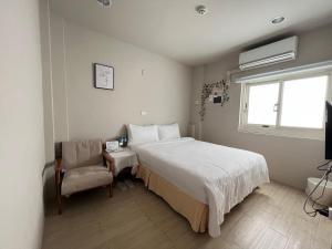 Postel nebo postele na pokoji v ubytování 微趣 WeChill #國華街海安路 #市中心平價住宿 #停車折抵
