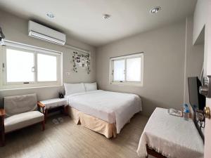 Postel nebo postele na pokoji v ubytování 微趣 WeChill #國華街海安路 #市中心平價住宿 #停車折抵