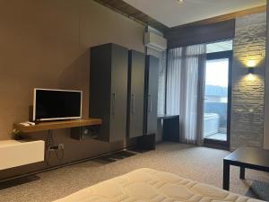 KENT hotel & Restaurant KENT beach的电视和/或娱乐中心