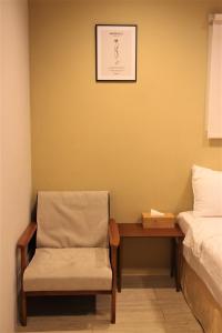 Postel nebo postele na pokoji v ubytování 微趣 WeChill #國華街海安路 #市中心平價住宿 #停車折抵