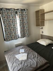 1 dormitorio con 1 cama grande y ventana en LES DUNES - TORREILLES - Chez Cassandre et Nico, en Torreilles