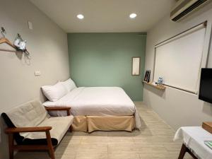 Postel nebo postele na pokoji v ubytování 微趣 WeChill #國華街海安路 #市中心平價住宿 #停車折抵