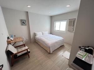 Postel nebo postele na pokoji v ubytování 微趣 WeChill #國華街海安路 #市中心平價住宿 #停車折抵