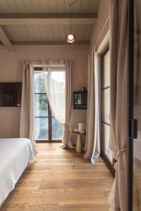 una camera con un letto e una grande finestra di Tenuta Zamparina a Montignoso