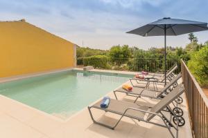 Bazén v ubytování Son Serra country villa for 4 near Buger nebo v jeho okolí