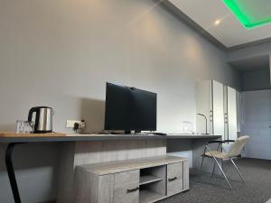 KENT hotel & Restaurant KENT beach的电视和/或娱乐中心