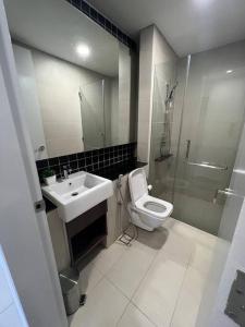 ein Bad mit einem WC, einem Waschbecken und einer Dusche in der Unterkunft The Ridge at KL East - NatureBackdoor in Kuala Lumpur