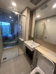ein Bad mit einem WC, einem Waschbecken und einer Dusche in der Unterkunft The Ridge at KL East - NatureBackdoor in Kuala Lumpur