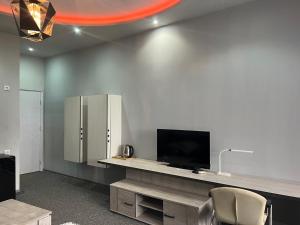 KENT hotel & Restaurant KENT beach的电视和/或娱乐中心