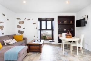 EK Las Vistas Finca el Milagro في لا أوروتافا: غرفة معيشة مع أريكة وطاولة