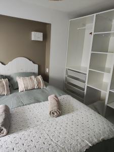 um quarto com uma cama grande e um closet em Chambre d'hôtes kaxu em Bassussarry