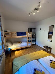 1 dormitorio con 2 camas y 1 litera en FeWo Berk, en Kühnburg
