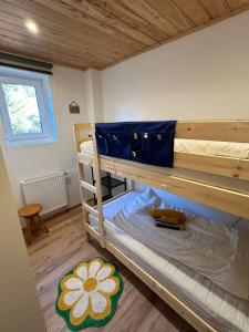 a bedroom with two bunk beds in a room at FeWo Berk in Kühnburg