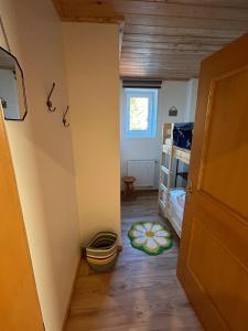um pequeno quarto com um beliche e uma porta em FeWo Berk em Kühnburg