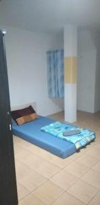 Cama en habitación con colchón azul en J&E, en Nong Prue
