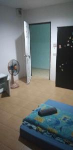 una habitación con una puerta y una aspiradora en J&E, en Nong Prue