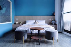 una camera con un letto con un tavolo e due sgabelli di NuNc a Kenting