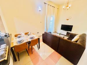 - un salon avec un canapé et une table dans l'établissement Cozy 1 Bedroom apartment in Dubai by Al Ghaimah Holiday Homes, à Dubaï