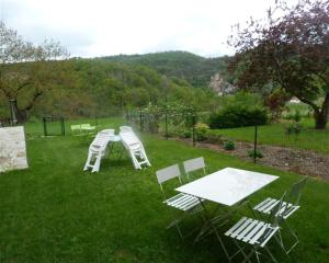 ベルカステルにあるchambre d'hôtes Cadravals Belcastel Aveyronの草の中の椅子とテーブル