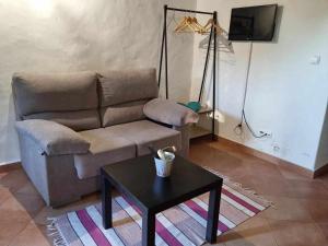sala de estar con sofá y mesa en Quinta da Idalina, en Monchique
