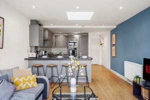 a living room with a couch and a kitchen at Boutique Bristol Abode - Sleeps 6-Parking &Garden in Bristol