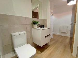 uma casa de banho branca com um WC e um lavatório em Luxury 2 Bed 2 Bath Flat Near Old Trafford em Manchester