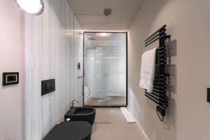 uma casa de banho com um WC preto e um chuveiro em Tenuta Zamparina em Montignoso