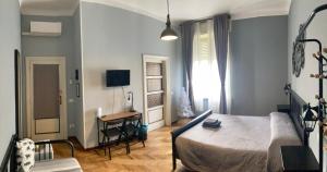 a bedroom with a bed and a desk in it at Stazione22 B&B in Pisa