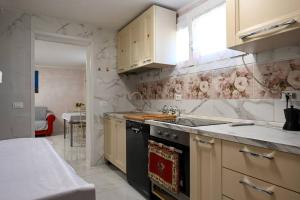 een keuken met een fornuis top oven naast een raam bij Piazzola holiday home * * * * * 
