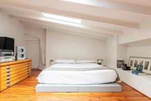 A bed or beds in a room at Mercato Flexyrent - A.C. - WiFi