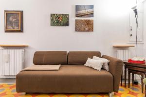 A seating area at Mercato Flexyrent - A.C. - WiFi