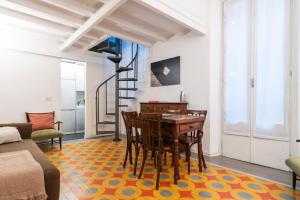 A television and/or entertainment centre at Mercato Flexyrent - A.C. - WiFi